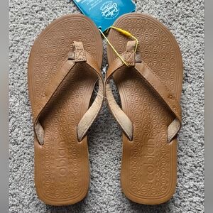 NWT Cobian Women's Tan Kona Flip Flops Sandals, Size 6 Pool Vacation Beach